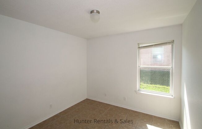 3 beds, 2 baths, $1,250, Unit Unit A