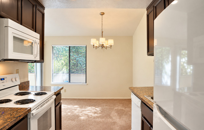 Homey 2-bedroom condo in Newark - convenient location!