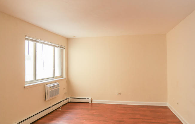 1055 W CATALPA