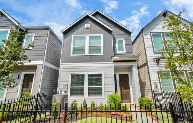 716 STRAWBERRY PNES CT