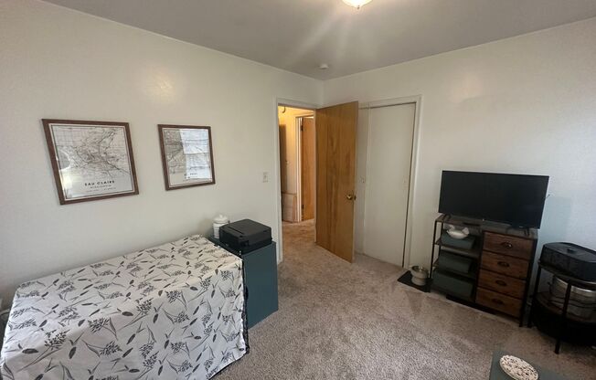 2 beds, 1 bath, $1,595