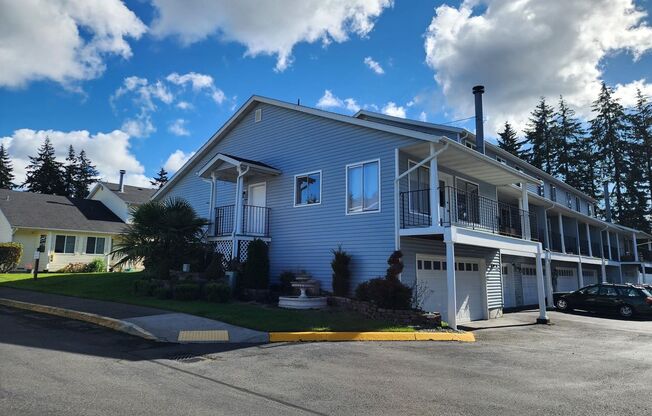 Lovely 2 bedroom 1.75 bath in gated community in Federal Way!