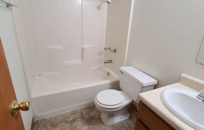 1 bed, 1 bath, $575, Unit A