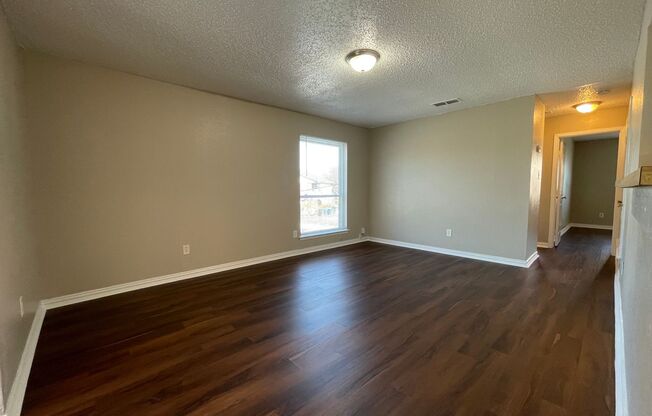 AVAILABLE NOW 2 bedroom 2 Bath Apartment In River Oaks Area!