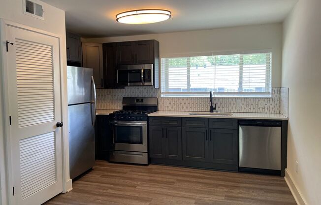 2 beds, 1 bath, 700 sqft, $1,750, Unit 216-04