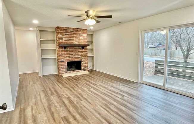 Recently remodeled 2BD/2BA in Rogers Available Immediately