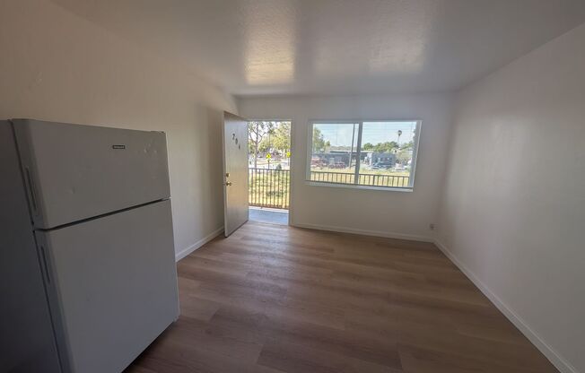 Comfortable one bedroom unit, convenient location to shopping and transportation