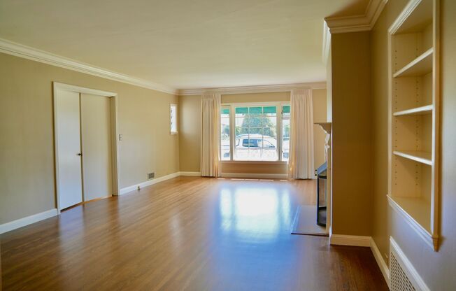 Charming & Spacious 3BR/2BA Lower-Level Home in Prime Baywood Location