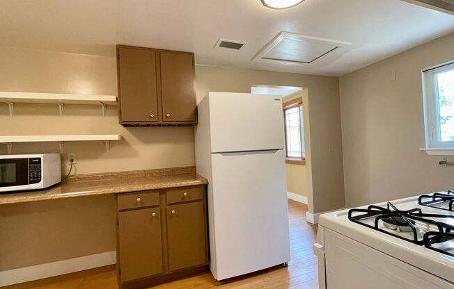 2 beds, 1 bath, $2,800, Unit 1453-1/2 Lizzie Street