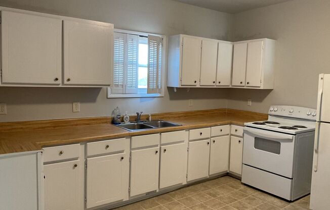 Available Now! Two bedroom home !!