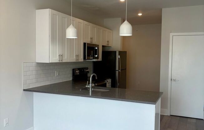 2 beds, 1 bath, 827 sqft, $1,595, Unit 303