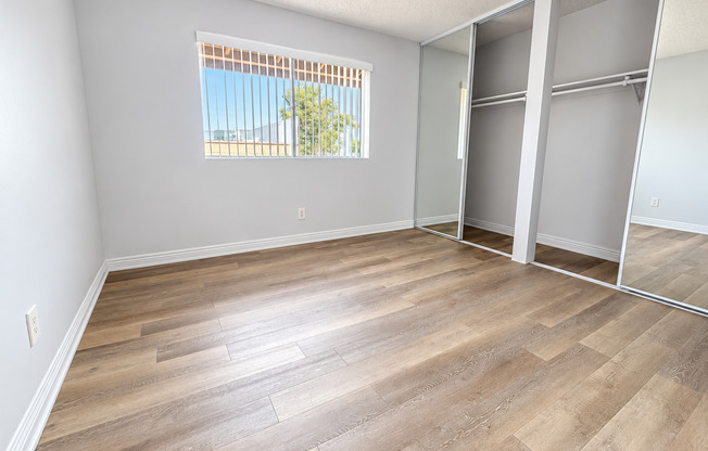 2 beds, 1 bath, $2,600, Unit 14