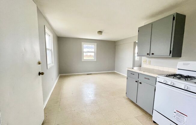 3 beds, 1 bath, 1,500 sqft, $1,150, Unit 1721