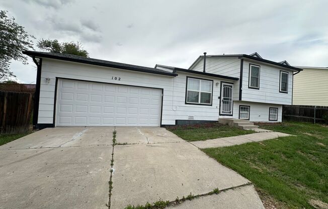 3 Bed 2 Bath Home Minutes From Fort Carson, Schriever, and Peterson Space Force Base!!