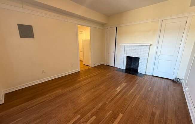 Studio, 1 bath, 295 sqft, $835, Unit Old King Edward 351