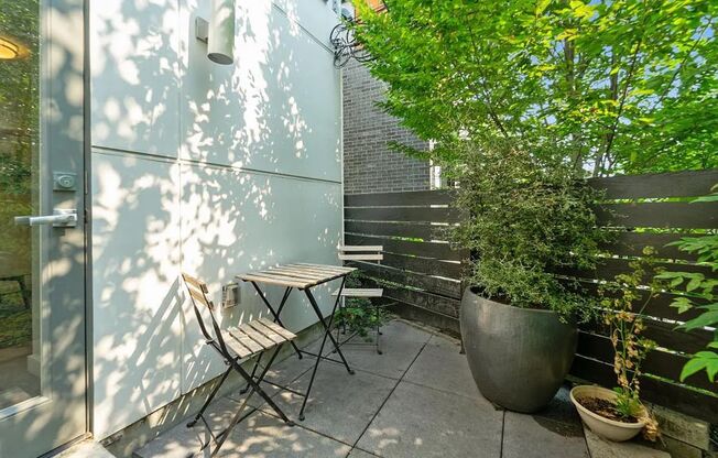 Beatiful 2 bed/ 2 bath townhome in Madison Valley!