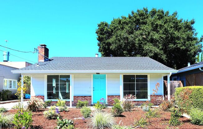 Beautiful Pet Friendly 3 bedroom / 2 bath House in San Carlos Available Now!