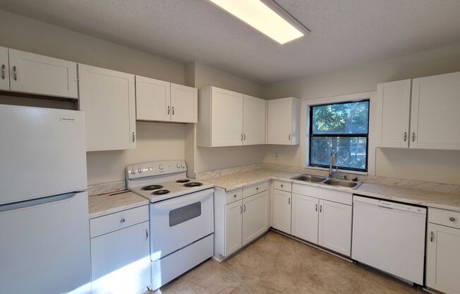 2 beds, 1 bath, $1,295