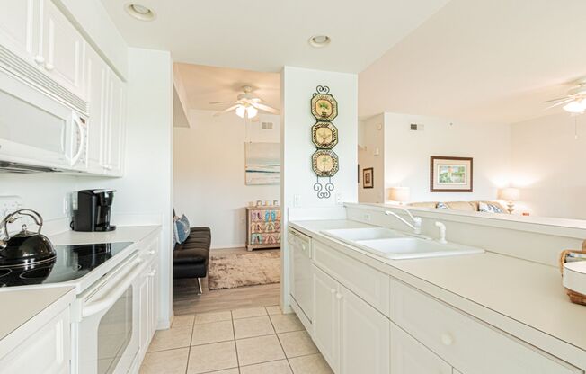 ☀️ Seasonal Golf Getaway with Stunning Views – 2BR Condo in Cedar Hammock Golf & Country Club, Naples ⛳️