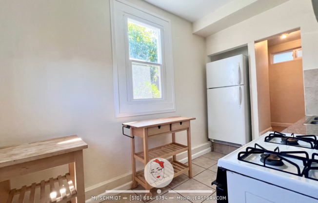 Cozy 1 bedroom cottage with bonus room and lush gardens nestled in the Richmond Hills