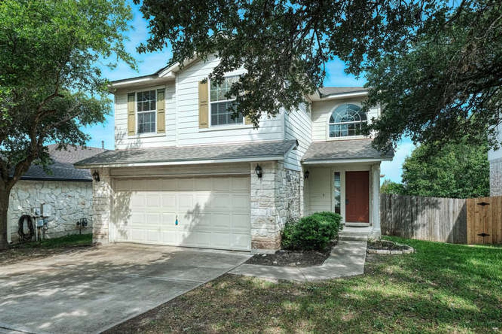 Nice 3B/2.5B two story home in Round Rock Ranch!