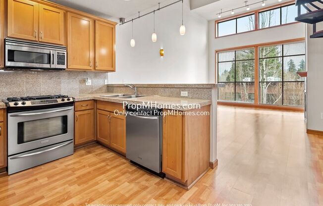 Historic Downtown Gresham Gem: Modern 2-Bedroom with Sophisticated Style and Urban Convenience!