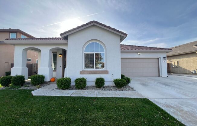 4-bedroom single story in Patterson!