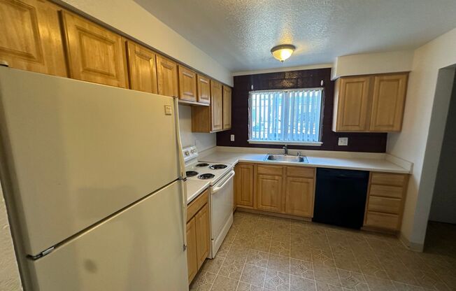 2 beds, 1 bath, $1,300, Unit UNIT 2