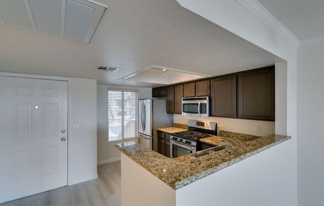 GORGEOUS 2 BEDROOMS UNIT*UPGRADED*TONS OF COMMUNITY AMENITIES*GATE COMMUNITY*