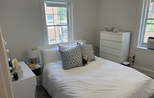 1 bed, 1 bath, 913 sqft, $3,200, Unit 32