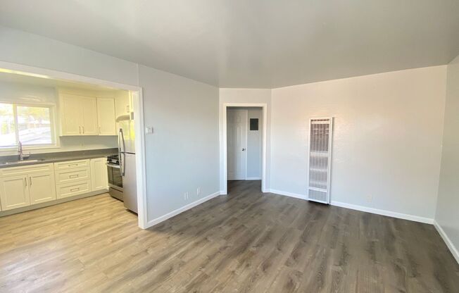 2 beds, 1 bath, 700 sqft, $2,728, Unit 04