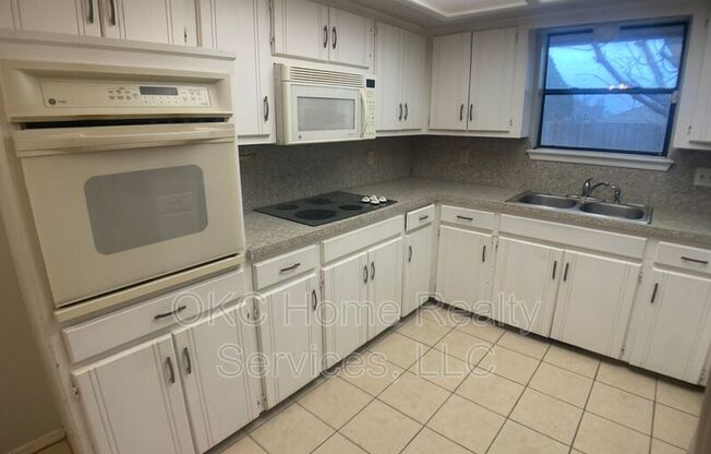 3 beds, 2 baths, 1,717 sqft, $1,600