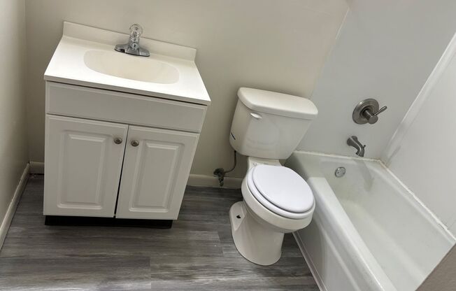 3 beds, 1.5 baths, 1,250 sqft, $1,199, Unit 560-3E