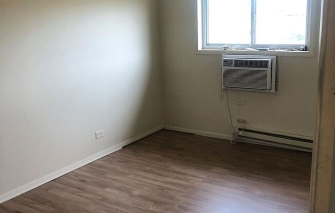 2 beds, 1 bath, 900 sqft, $1,600, Unit 2D