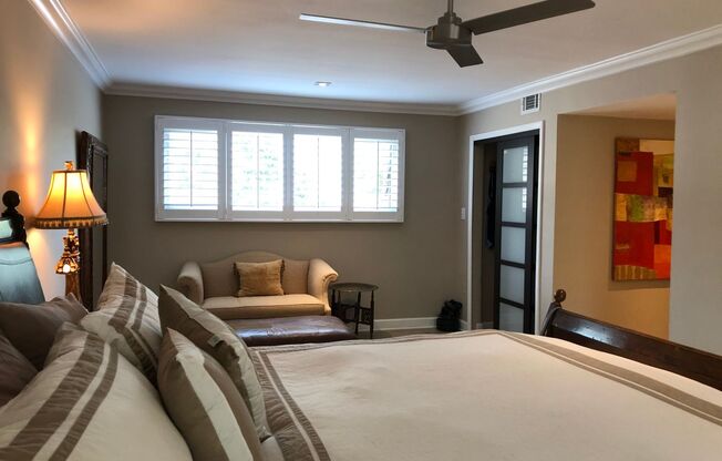 Beautifully updated 2 bedroom 2.5 bath townhome in highly desirable Lake Ivanhoe!