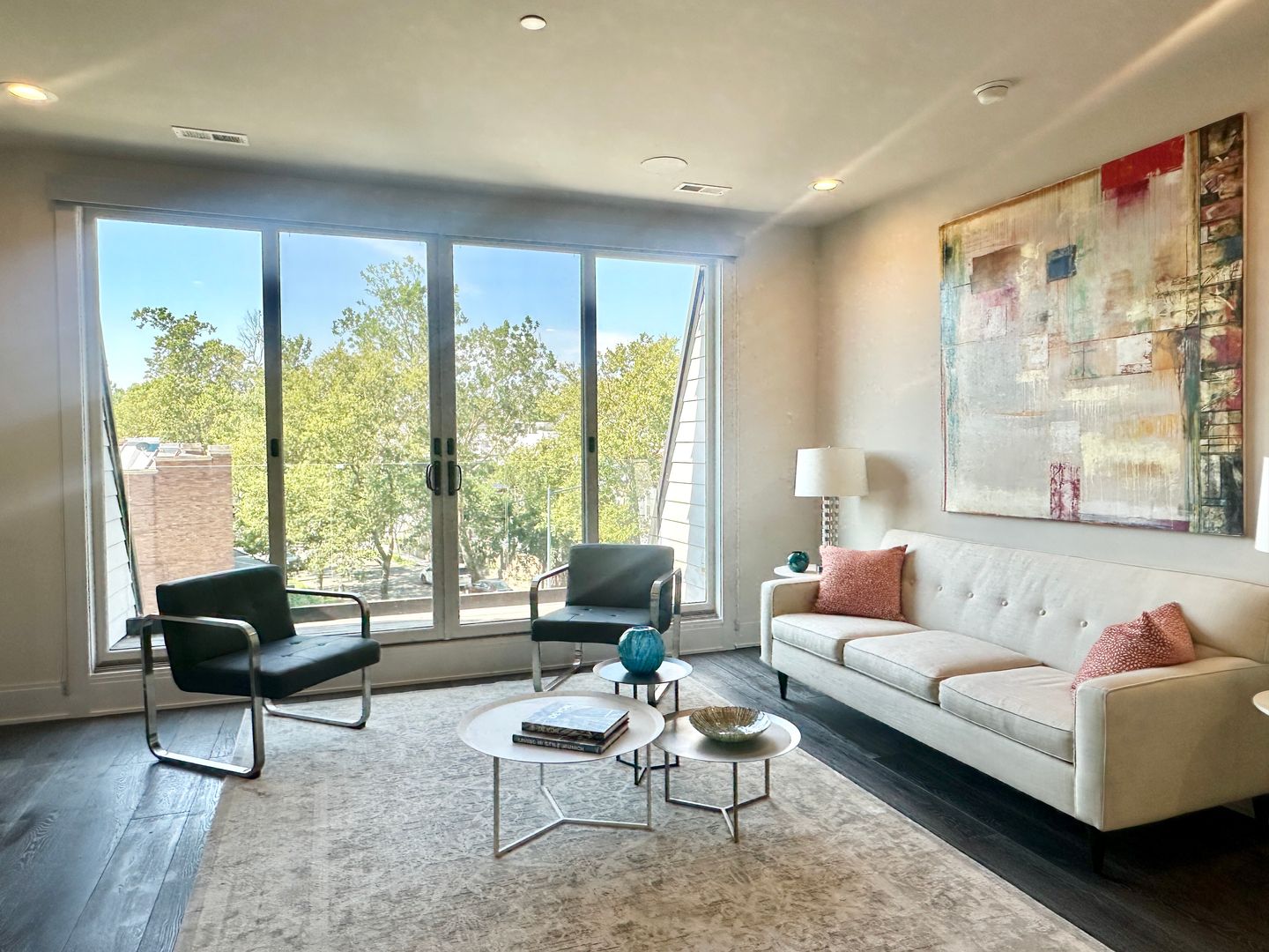 2 Bedroom 2.5 Bathroom Penthouse with Parking and Pets Welcome!