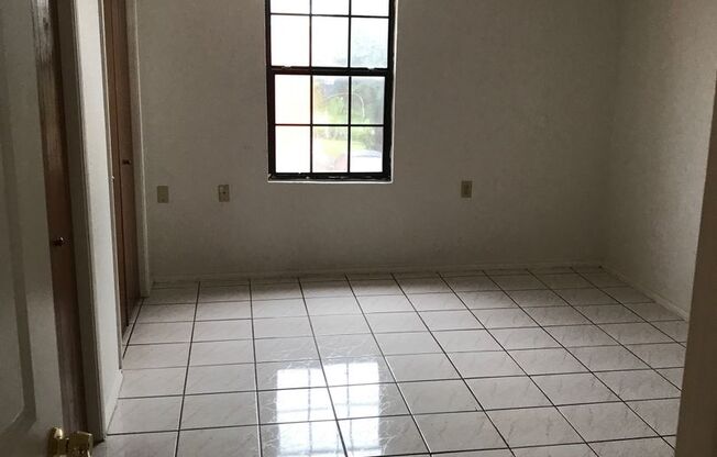 2 beds, 1 bath, 890 sqft, $995, Unit Ronbel Guerrero 2