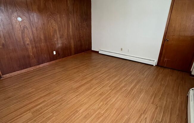 2 beds, 1 bath, 903 sqft, $1,150, Unit B-10