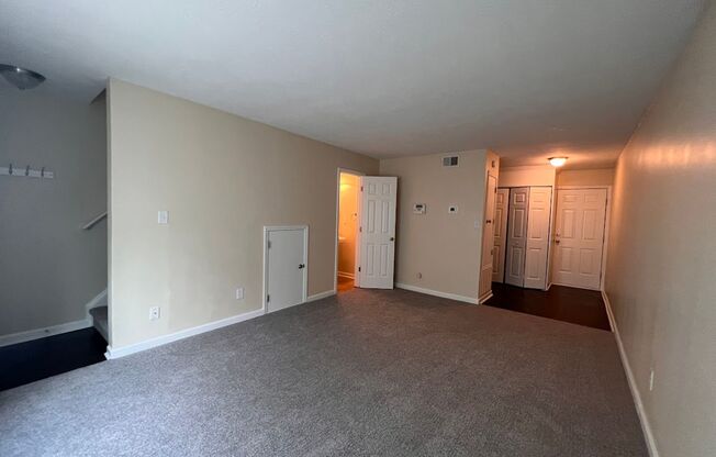 2 beds, 1.5 baths, 1,050 sqft, $995, Unit 35 Trapp Ct.