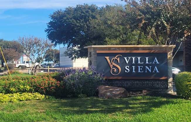 the sign for villa siena at the entrance of the subdivision