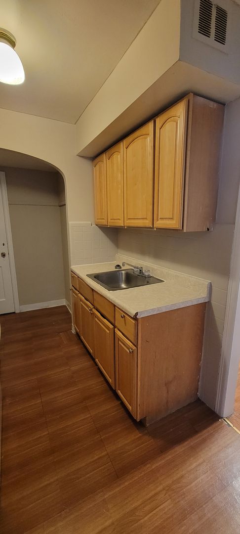 3 beds, 1 bath, $1,300