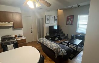 One bed, duplex in Lakeview, Pet friendly!!