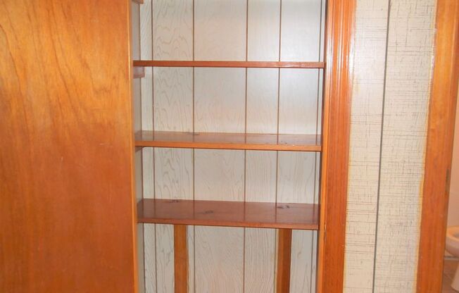 1 bed, 1 bath, 500 sqft, $1,130, Unit R-2