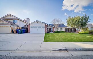 Cute home in Northwest Bakersfield!