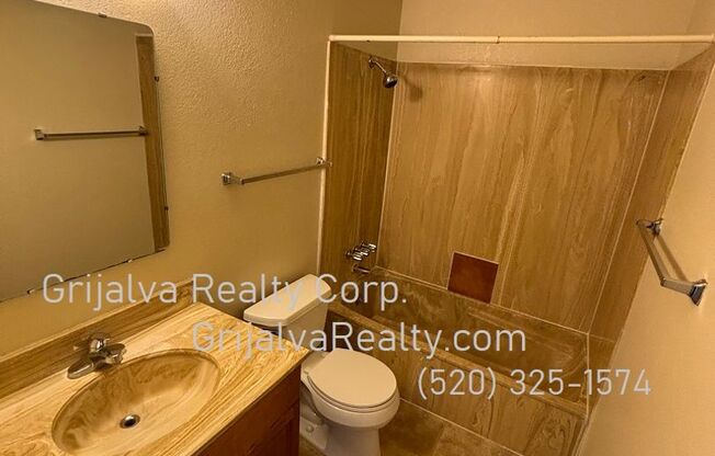 2 beds, 1 bath, 800 sqft, $900, Unit B