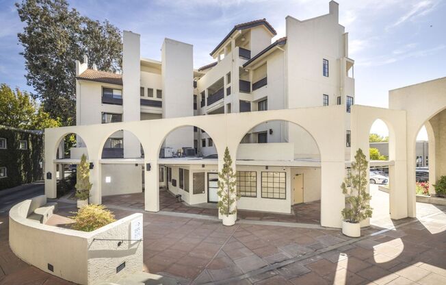 Light and Bright 2 Bed, 2 Bath Condo in Downtown Palo Alto!