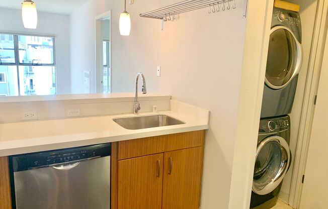 Sunny Modern Mission 2BR/2BA Condo - Balcony! Views! Laundry! PROGRESSIVE