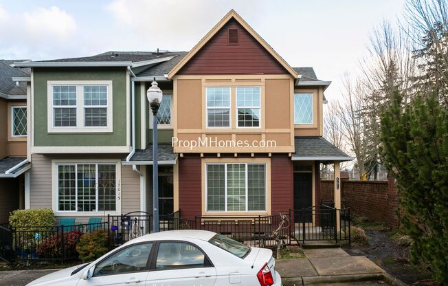 Spacious Two Bedroom End Unit Townhouse In Beaverton w/ Two Primary Suites!
