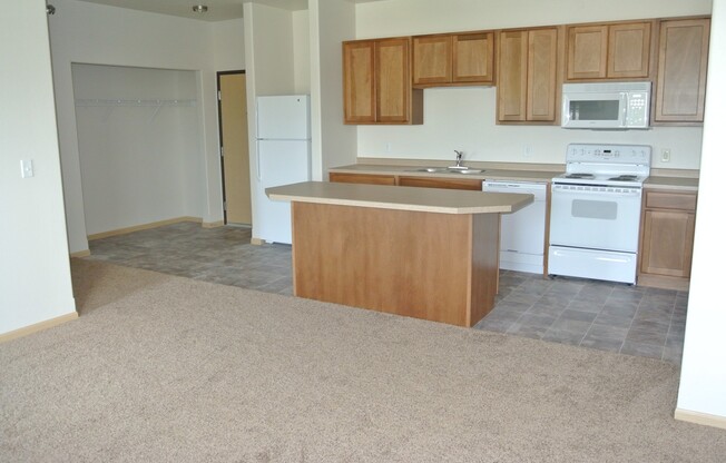 3 beds, 2 baths, $1,425, Unit 206