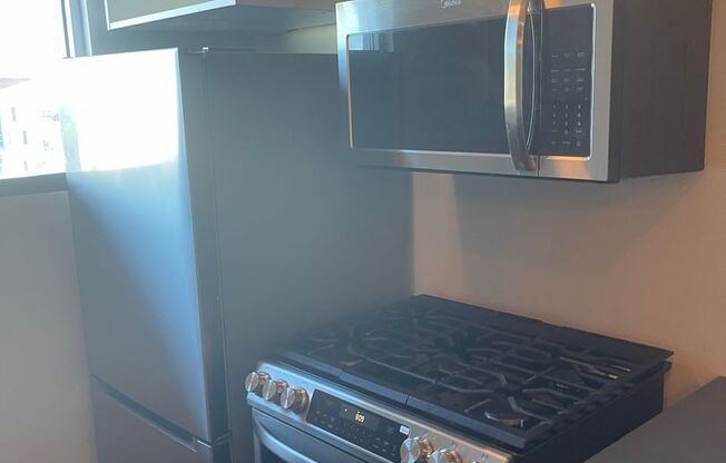 Trendy Loft Living Near The Arts District!